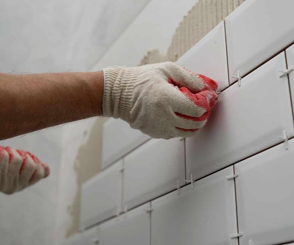 Come posare le piastrelle sopra altre piastrelle? Guida passo passo e consigli