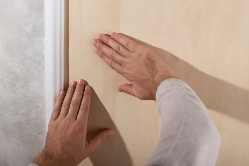 Come riparare l'impiallacciatura di una porta? Guida e metodi di restauro