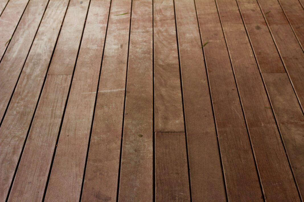 Come riparare un pannello del pavimento che sporge? Guida e consigli