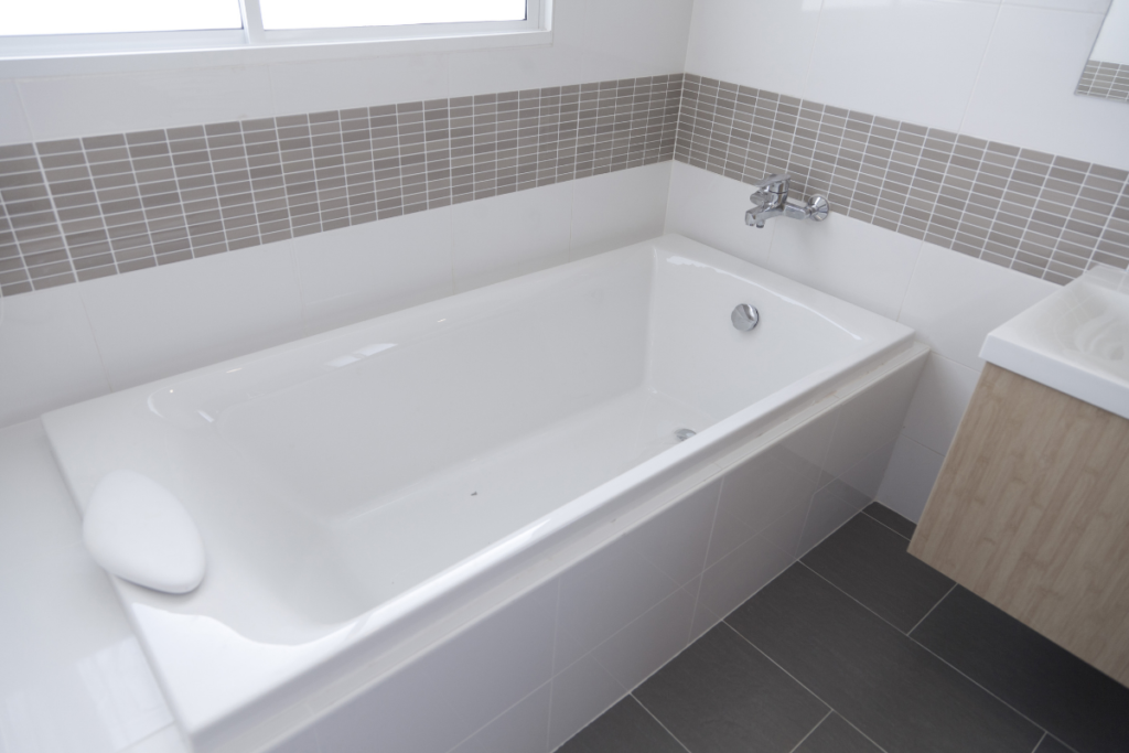 Come rivestire una vasca da bagno? Guida passo passo ai metodi e ai materiali